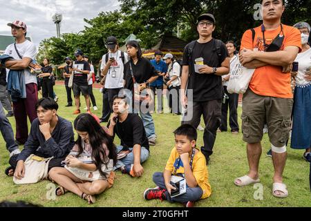 Bangkok, Thaïlande. 06 octobre 2023. Les gens écoutent le discours de commémoration du massacre du 6 octobre 1976 à l'Université Thammasat (campus Tha Phra Chan), à Bangkok. Crédit : SOPA Images Limited/Alamy Live News Banque D'Images