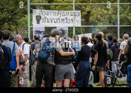 Bangkok, Thaïlande. 06 octobre 2023. Les gens écoutent le discours de commémoration du massacre du 6 octobre 1976 à l'Université Thammasat (campus Tha Phra Chan), à Bangkok. Crédit : SOPA Images Limited/Alamy Live News Banque D'Images