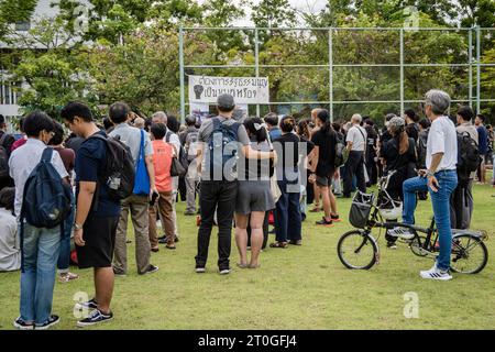 Bangkok, Thaïlande. 06 octobre 2023. Les gens écoutent le discours de commémoration du massacre du 6 octobre 1976 à l'Université Thammasat (campus Tha Phra Chan), à Bangkok. Crédit : SOPA Images Limited/Alamy Live News Banque D'Images