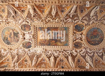 La salle des quatre portes un plafond à caissons magnifique et détaillé avec des travaux de stuc complexes dans le Palais des Doges, y compris la peinture du Tintoret et du Titien Banque D'Images