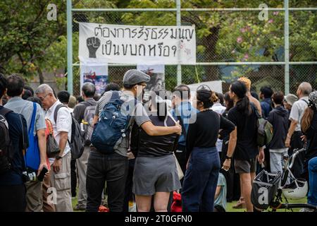 Bangkok, Thaïlande. 06 octobre 2023. Les gens écoutent le discours de commémoration du massacre du 6 octobre 1976 à l'Université Thammasat (campus Tha Phra Chan), à Bangkok. (Photo Nathalie Jamois/SOPA Images/Sipa USA) crédit : SIPA USA/Alamy Live News Banque D'Images