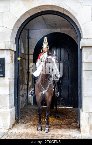 Cavalerie de la maison de Londres cavalier monté de la cavalerie de la maison des rois en service devant le musée Horseguards, Whitehall, Londres Angleterre 2023 Banque D'Images