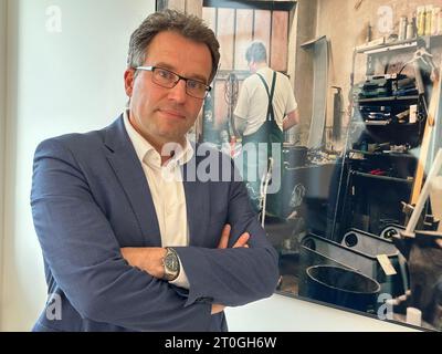 Wien, Autriche. 06 octobre 2023. Le chef du Service du marché du travail (AMS) en Autriche, Johannes Kopf, dans son bureau. Selon les experts, l'industrie du tourisme en Autriche compte à nouveau sur des milliers de travailleurs, y compris allemands, au cours de la prochaine saison hivernale. Crédit : Matthias Röder/dpa/Alamy Live News Banque D'Images