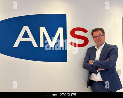 Wien, Autriche. 06 octobre 2023. Johannes Kopf, chef du Service du marché du travail (AMS) en Autriche, se tient devant le logo de l'agence. Selon les experts, l'industrie du tourisme en Autriche compte à nouveau sur des milliers de travailleurs, y compris allemands, au cours de la prochaine saison hivernale. Crédit : Matthias Röder/dpa/Alamy Live News Banque D'Images