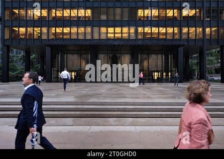 Place de l'emblématique bâtiment Seagram, par l'architecte Ludwig Mies van der Rohe dans Midtown Manhattan, New York. Banque D'Images