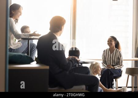 Équipe positive avec brainstorming de jeune femme leader dans la salle de réunion Banque D'Images