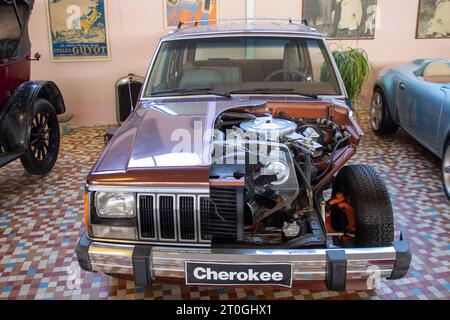 Talmont , France - 09 28 2023 : Jeep cherokee coupe US voiture coupé milieu sous-compact crossover SUV en France véhicule musée à talmont vendée france Banque D'Images