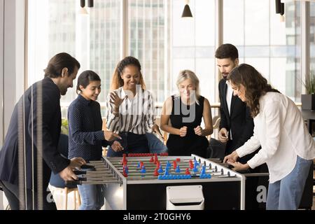 Heureuse équipe diversifiée d'amis d'affaires se réunissant au jeu drôle Banque D'Images