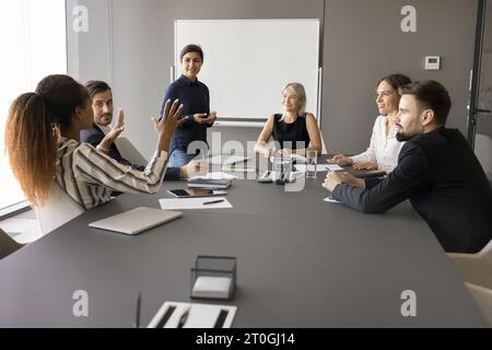 Équipe professionnelle diversifiée parlant à la table de réunion dans la salle de réunion Banque D'Images