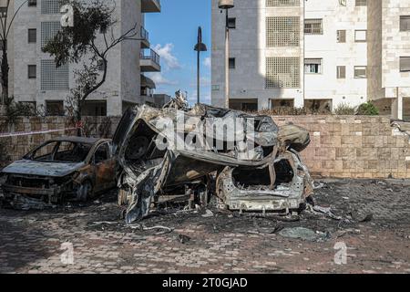 Ashkelon, Israël. 07 octobre 2023. Une vue des dégâts causés par une attaque à la roquette depuis Gaza. Des militants palestiniens à Gaza ont tiré de manière inattendue des dizaines de roquettes sur des cibles israéliennes tôt samedi, a déclaré l’armée israélienne. Crédit : Ilia Yefimovich/dpa/Alamy Live News Banque D'Images