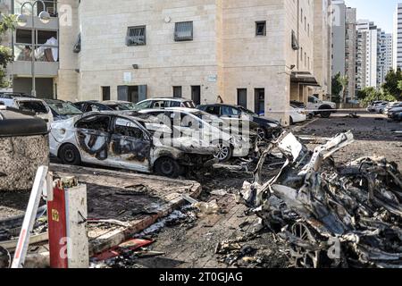 Ashkelon, Israël. 07 octobre 2023. Une vue des dégâts causés par une attaque à la roquette depuis Gaza. Des militants palestiniens à Gaza ont tiré de manière inattendue des dizaines de roquettes sur des cibles israéliennes tôt samedi, a déclaré l’armée israélienne. Crédit : Ilia Yefimovich/dpa/Alamy Live News Banque D'Images