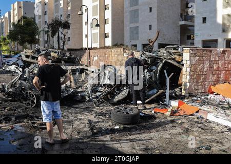 Ashkelon, Israël. 07 octobre 2023. Les Israéliens inspectent les dégâts causés par une attaque à la roquette depuis Gaza. Des militants palestiniens à Gaza ont tiré de manière inattendue des dizaines de roquettes sur des cibles israéliennes tôt samedi, a déclaré l’armée israélienne. Crédit : Ilia Yefimovich/dpa/Alamy Live News Banque D'Images
