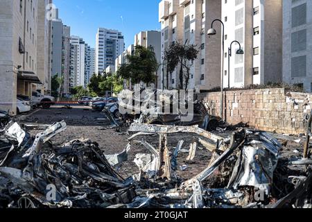 Ashkelon, Israël. 07 octobre 2023. Une vue des dégâts causés par une attaque à la roquette depuis Gaza. Des militants palestiniens à Gaza ont tiré de manière inattendue des dizaines de roquettes sur des cibles israéliennes tôt samedi, a déclaré l’armée israélienne. Crédit : Ilia Yefimovich/dpa/Alamy Live News Banque D'Images