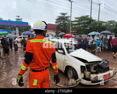 Yangon, Myanmar. 7 octobre 2023. Cette photo prise avec un téléphone portable montre une voiture endommagée sur le site d'un accident de la route à Yangon, Myanmar, le 7 octobre 2023. Quatre personnes, dont un enfant, ont été tuées samedi dans un accident de la route dans la ville commerçante de Yangon, au Myanmar, a déclaré le service local des pompiers. Crédit : Str/Xinhua/Alamy Live News Banque D'Images