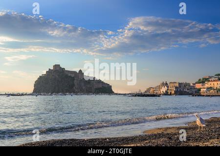 Vue emblématique d'Ischia en Italie. Plage des pêcheurs à Ischia Ponte. Banque D'Images