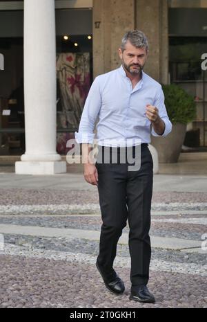 Milan, Italie. 07 octobre 2023. Enrico Bartolini pose pour une séance photo sur la Piazza Vittorio Veneto Bergame. Crédit : Agence photo indépendante/Alamy Live News Banque D'Images