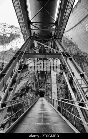 Intérieur et extérieur du barrage de Vajont, site de la catastrophe survenue il y a 60 ans avec la mort d’environ 2000 personnes Banque D'Images