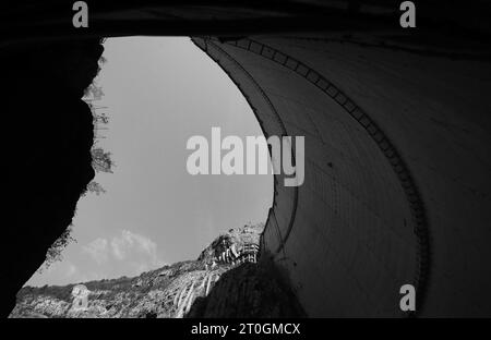 Intérieur et extérieur du barrage de Vajont, site de la catastrophe survenue il y a 60 ans avec la mort d’environ 2000 personnes Banque D'Images