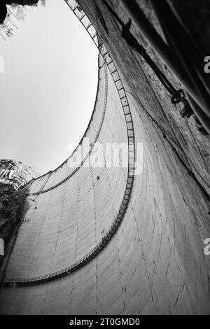 Intérieur et extérieur du barrage de Vajont, site de la catastrophe survenue il y a 60 ans avec la mort d’environ 2000 personnes Banque D'Images