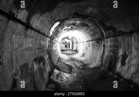 Intérieur et extérieur du barrage de Vajont, site de la catastrophe survenue il y a 60 ans avec la mort d’environ 2000 personnes Banque D'Images