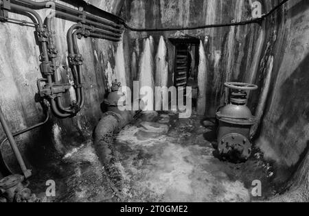 Intérieur et extérieur du barrage de Vajont, site de la catastrophe survenue il y a 60 ans avec la mort d’environ 2000 personnes Banque D'Images