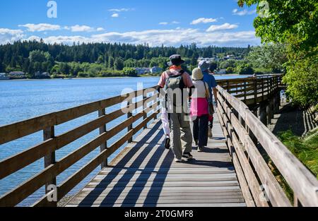 Des gens marchant sur le pont à Poulsbo. Poulsbo est une ville de Liberty Bay dans le comté de Kitsap, dans l'État de Washington. Banque D'Images