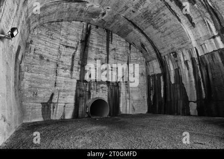 Intérieur et extérieur du barrage de Vajont, site de la catastrophe survenue il y a 60 ans avec la mort d’environ 2000 personnes Banque D'Images