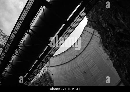 Intérieur et extérieur du barrage de Vajont, site de la catastrophe survenue il y a 60 ans avec la mort d’environ 2000 personnes Banque D'Images