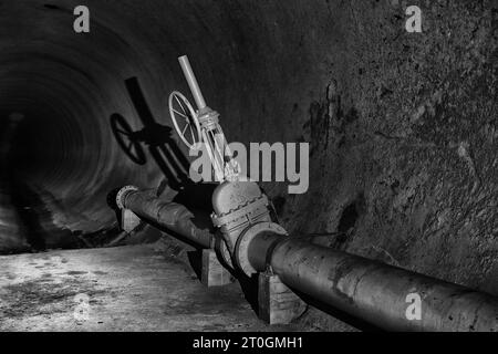 Intérieur et extérieur du barrage de Vajont, site de la catastrophe survenue il y a 60 ans avec la mort d’environ 2000 personnes Banque D'Images