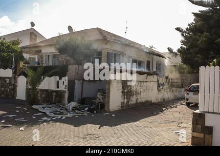 Ashkelon, Israël. 07 octobre 2023. Une vue des dégâts causés par une attaque à la roquette depuis Gaza. Des militants palestiniens à Gaza ont tiré de manière inattendue des dizaines de roquettes sur des cibles israéliennes tôt samedi, a déclaré l’armée israélienne. Crédit : Ilia Yefimovich/dpa/Alamy Live News Banque D'Images