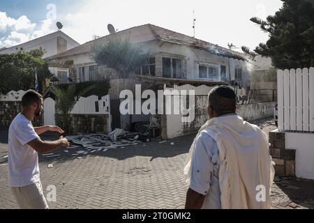 Ashkelon, Israël. 07 octobre 2023. Les résidents inspectent les dégâts causés par une attaque à la roquette depuis Gaza. Des militants palestiniens à Gaza ont tiré de manière inattendue des dizaines de roquettes sur des cibles israéliennes tôt samedi, a déclaré l’armée israélienne. Crédit : Ilia Yefimovich/dpa/Alamy Live News Banque D'Images