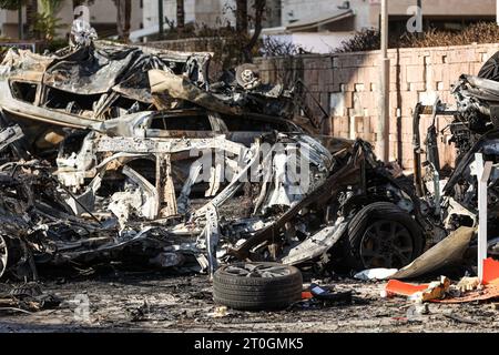 Ashkelon, Israël. 07 octobre 2023. Une vue des dégâts causés par une attaque à la roquette depuis Gaza. Des militants palestiniens à Gaza ont tiré de manière inattendue des dizaines de roquettes sur des cibles israéliennes tôt samedi, a déclaré l’armée israélienne. Crédit : Ilia Yefimovich/dpa/Alamy Live News Banque D'Images