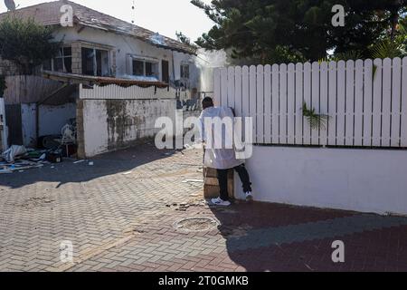 Ashkelon, Israël. 07 octobre 2023. Les résidents inspectent les dégâts causés par une attaque à la roquette depuis Gaza. Des militants palestiniens à Gaza ont tiré de manière inattendue des dizaines de roquettes sur des cibles israéliennes tôt samedi, a déclaré l’armée israélienne. Crédit : Ilia Yefimovich/dpa/Alamy Live News Banque D'Images