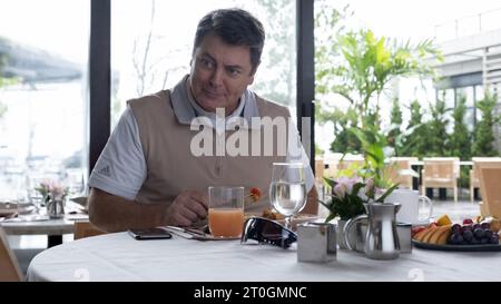 NICK OFFERMAN dans DUMB MONEY (2023), réalisé par CRAIG GILLESPIE. Crédit : COLUMBIA PHOTOS / Album Banque D'Images