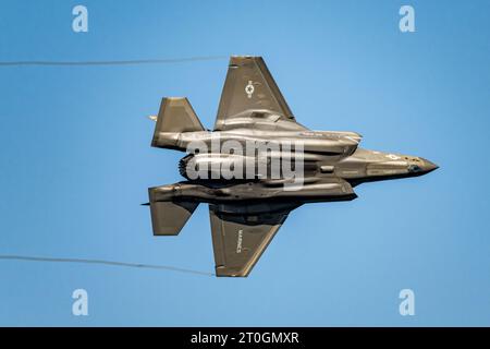 San Francisco, États-Unis. 6 octobre 2023. Le major Michael Frazer effectue une démonstration en vol d'un avion de chasse F-35B au-dessus de la baie de San Francisco et du Golden Gate Bridge. Justin Benttinen/Alamy Live News Banque D'Images