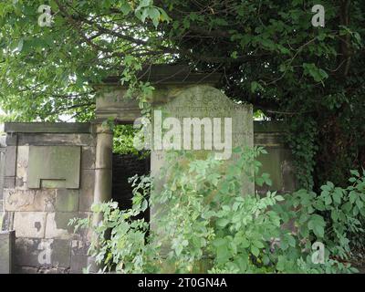 ÉDIMBOURG, Royaume-Uni - 15 SEPTEMBRE 2023 : tombe du poète Robert Fergusson à Canongate Kirkyard Banque D'Images