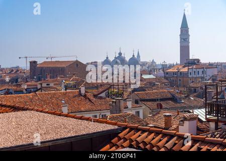 Venise, Italie - 2 octobre 2023 : vue sur les toits de la ville de Venise, Italie par une journée ensoleillée. Vue de Basilica di San Marco *** Blick über die Dächer der Stadt Venedig in Italien an einem sonnigen Tag. Blick auf die Basilica di San Marco crédit : Imago/Alamy Live News Banque D'Images