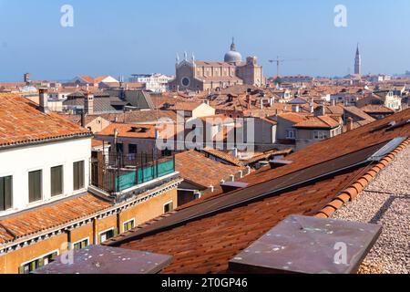 Venise, Italie - 2 octobre 2023 : vue sur les toits de la ville de Venise, Italie par une journée ensoleillée. Vue de Basilica di San Marco *** Blick über die Dächer der Stadt Venedig in Italien an einem sonnigen Tag. Blick auf die Basilica di San Marco crédit : Imago/Alamy Live News Banque D'Images