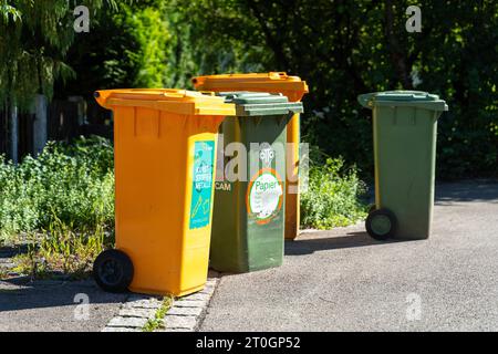 Augsbourg, Bavière, Allemagne. 7 septembre 2023. Poubelles pour la collecte des ordures dans la rue en face d'un immeuble résidentiel. Concept de séparation et de recyclage des déchets *** Mülltonnen für die Müllabfuhr auf der Straße vor einem Wohnhaus. Mülltrennung und Recycling Konzept crédit : Imago/Alamy Live News Banque D'Images