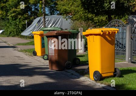 Augsbourg, Bavière, Allemagne. 7 septembre 2023. Poubelles pour la collecte des ordures dans la rue en face d'un immeuble résidentiel. Concept de séparation et de recyclage des déchets *** Mülltonnen für die Müllabfuhr auf der Straße vor einem Wohnhaus. Mülltrennung und Recycling Konzept crédit : Imago/Alamy Live News Banque D'Images
