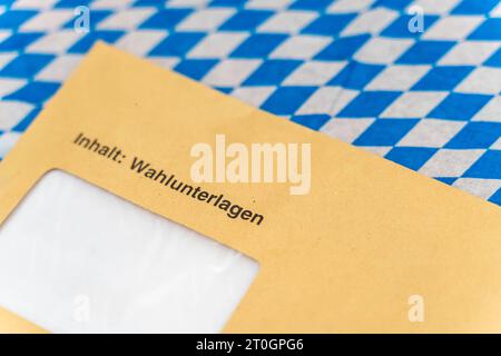 Augsbourg, Bavière, Allemagne. 29 septembre 2023. Enveloppe avec documents électoraux pour les élections d'Etat en Bavière sur un drapeau bavarois *** Umschlag mit Wahlunterlagen zur Landtagswahl in Bayern auf einer bayerischen Flagge Credit : Imago/Alamy Live News Banque D'Images