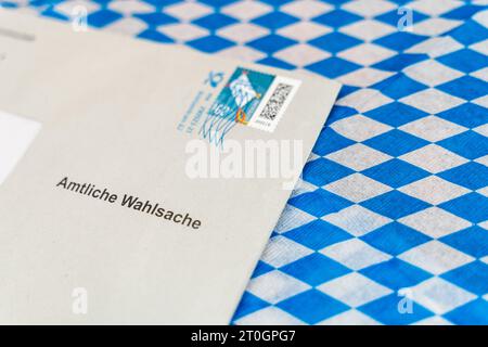 Augsbourg, Bavière, Allemagne. 29 septembre 2023. Enveloppe avec documents électoraux pour les élections d'Etat en Bavière sur un drapeau bavarois *** Umschlag mit Wahlunterlagen zur Landtagswahl in Bayern auf einer bayerischen Flagge Credit : Imago/Alamy Live News Banque D'Images