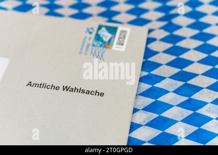 Augsbourg, Bavière, Allemagne. 29 septembre 2023. Enveloppe avec documents électoraux pour les élections d'Etat en Bavière sur un drapeau bavarois *** Umschlag mit Wahlunterlagen zur Landtagswahl in Bayern auf einer bayerischen Flagge Credit : Imago/Alamy Live News Banque D'Images