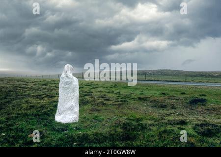 Une sculpture de la femme blanche de Watlee, un fantôme sur Unst, une des îles du Nord des Shetland. Banque D'Images