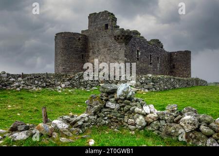 Les vestiges du château de Muness sur Unst, l'une des îles du Nord des îles Shetland. Banque D'Images