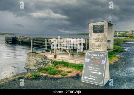 Le petit village de Uyeasound sur la côte ouest de Unst, îles Shetland. Banque D'Images