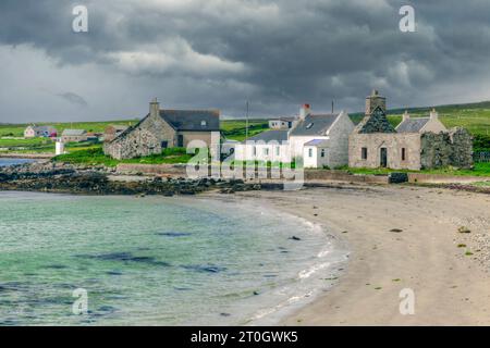 Le petit village de Uyeasound sur la côte ouest de Unst, îles Shetland. Banque D'Images