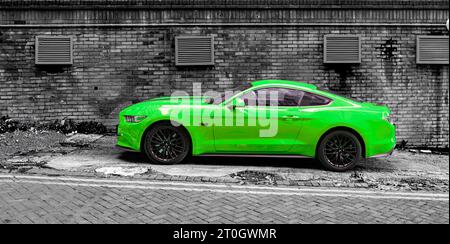 Liverpool, royaume-uni 16 mai 2023 vue de la Ford Mustang GT 5,0 vert citron garée dans une rue arrière urbaine Banque D'Images