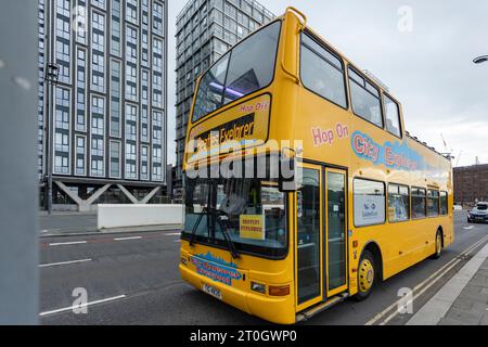 Liverpool, royaume-uni Mai, 16, 2023 bus touristique jaune beatles City explorer, voyageant le long du Strand Banque D'Images