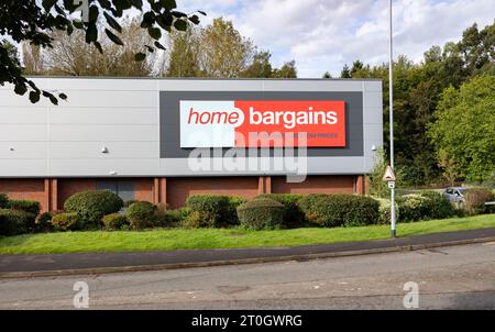 Hanley-Stoke-on-Trent, Staffordshire-Royaume-Uni octobre, 02 , 2023 Front of a Home Bargains magasin de rabais Banque D'Images